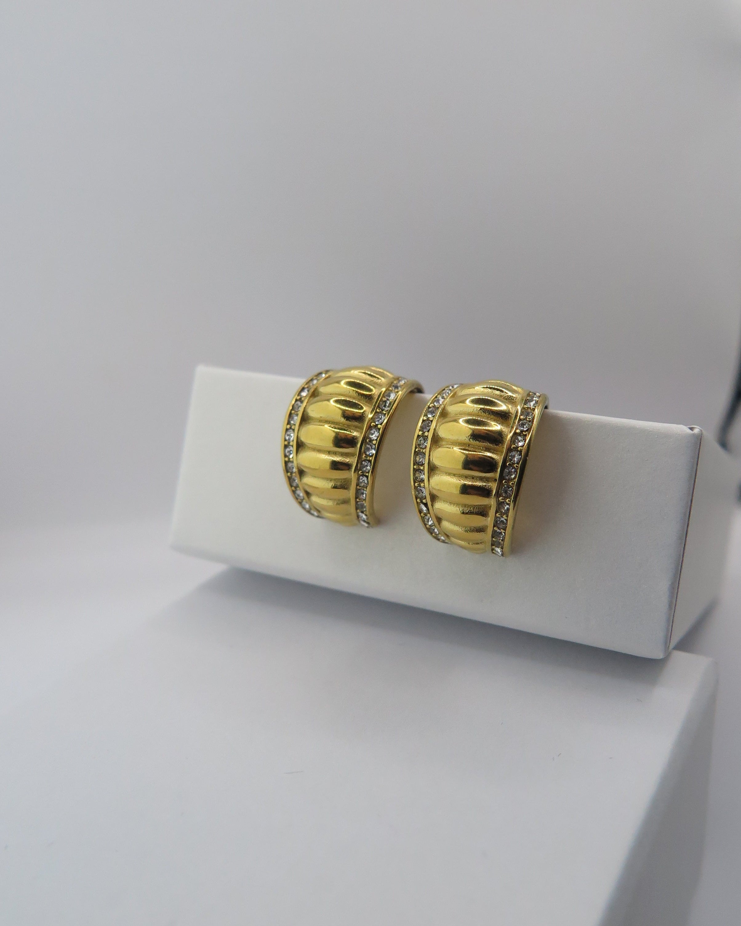 Golden Studs med bling